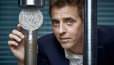 Hendrik Marius Jonkers met doorsnede van beton