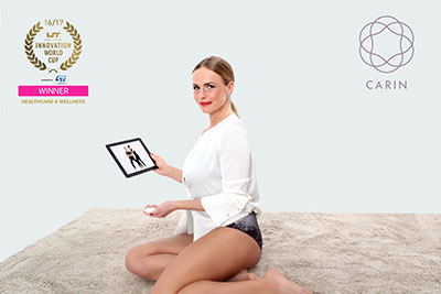 Vrouw met Carin Wear en de app op tablet