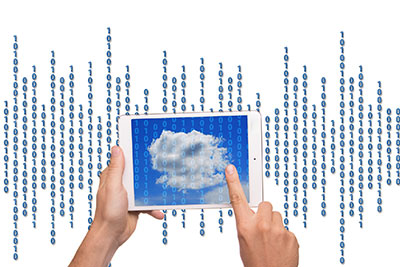 Tablet met weergave van een wolk achter bits en bytes