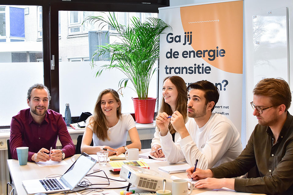 Jonge mensen rond een tafel