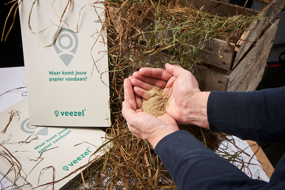 Twee handen met vezels