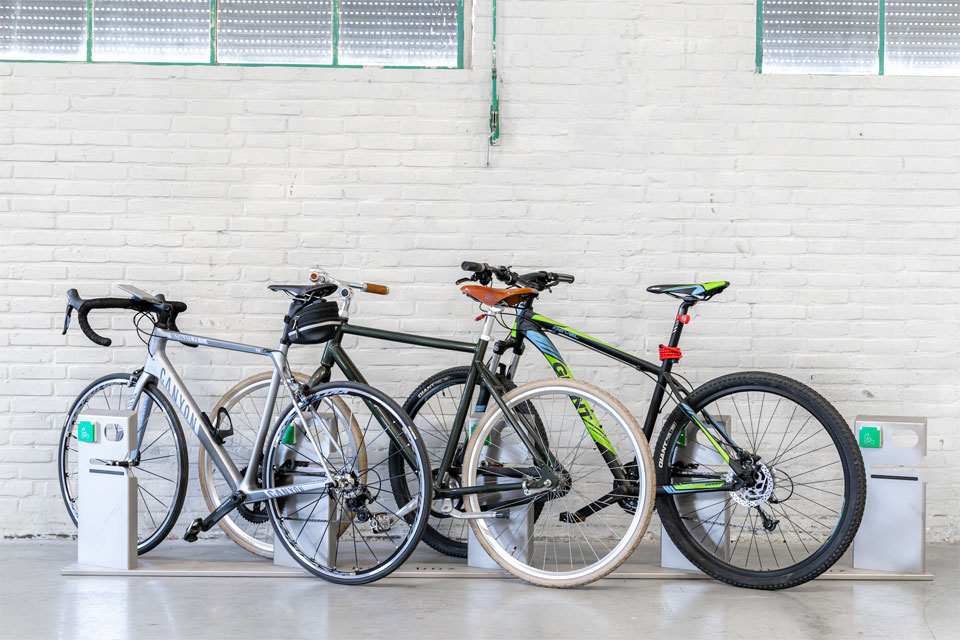 Fietsen geparkeerd met behulp van de pedalclip