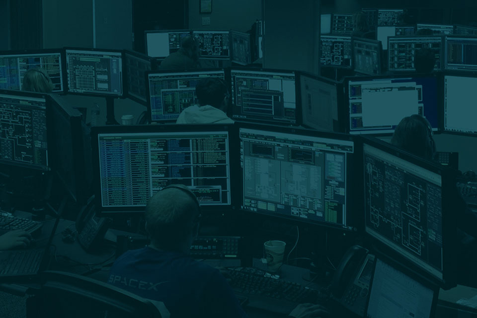 Mensen achter computer schermen