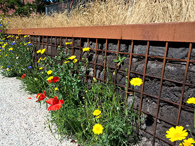 Afscheiding gebouwd met bioblocks begroeid met wilde bloemen