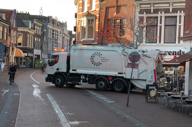 Afvalvrachtwagen in binnenstad