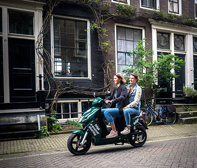 Twee dames op een scooter van Felyx