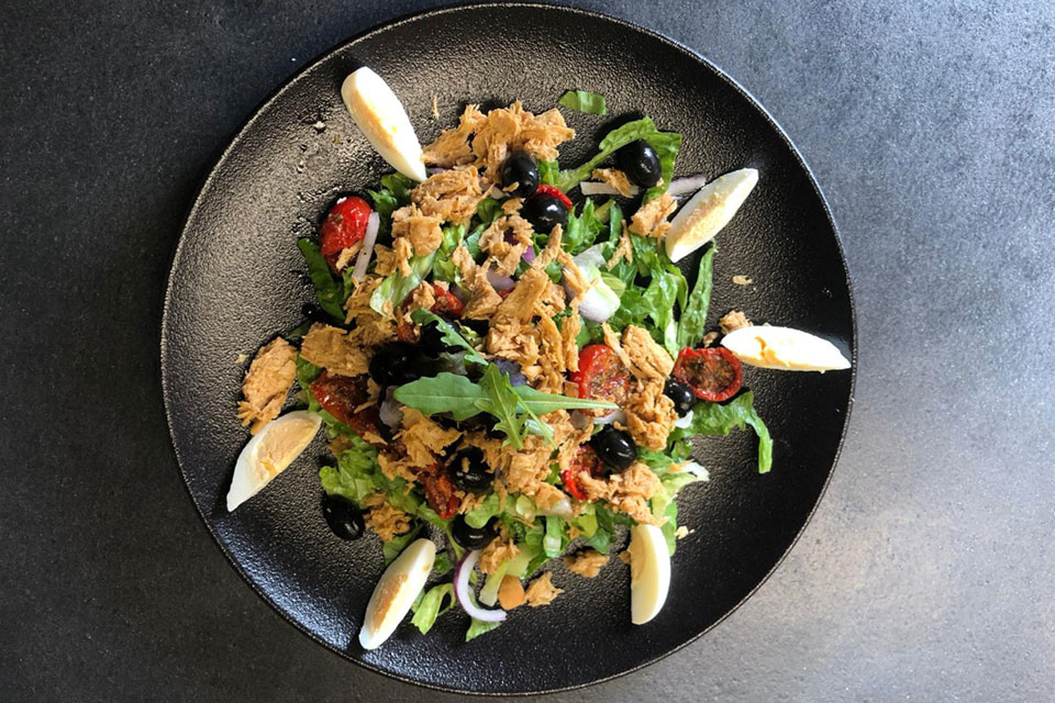 Bord met tonijnsalade