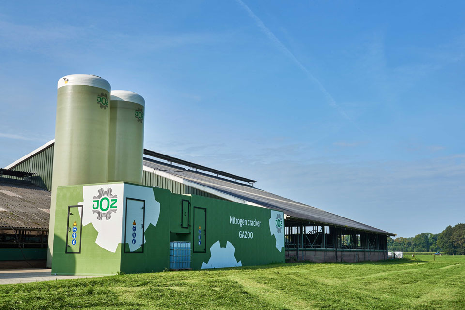 Stikstofkraker Gazoo van JOZ bij boerderij