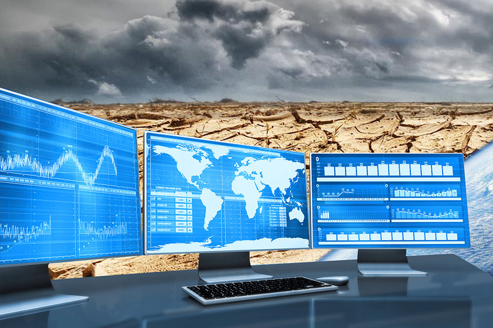 HydroNET Water Control Room systeem zichtbaar op schermen tegen een zwaar bewolkte achtergrond