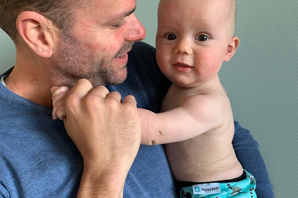 Vader met bay op de arm