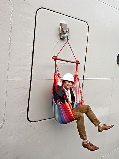 Edwin van der Heide hangend aan een scheepswand d.m.v. McNetiq Controlock