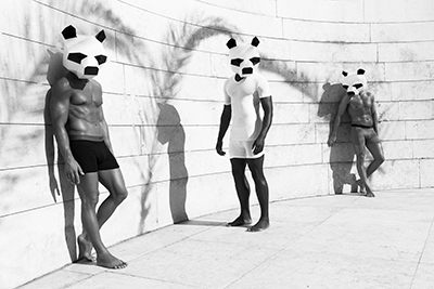 Drie mannen met panda maskers dragen Bamigo ondergoed