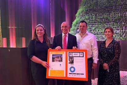 GSES System die een certificaat uitreikt aan de NL overheid van het landenpavilion van NL in Dubai op de World Expo