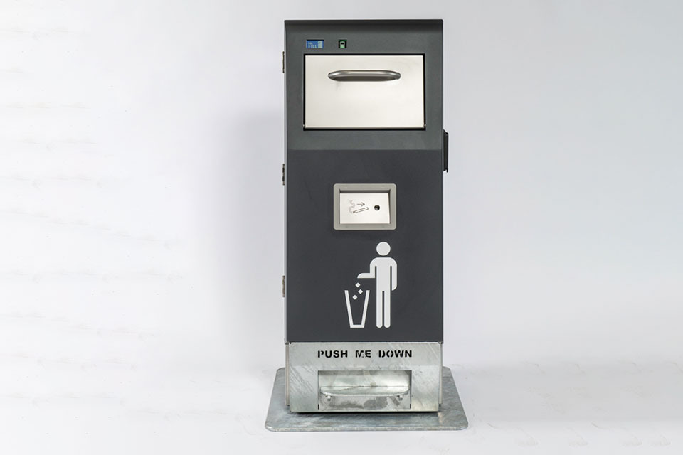 Zelf-persende afvalbak op zonne-energie 