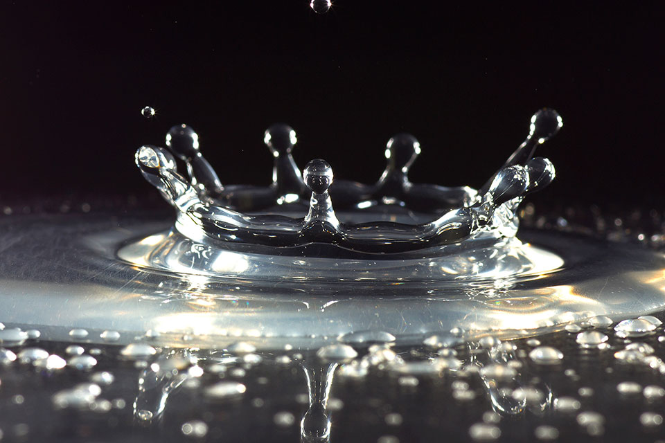Opspattende waterdruppels