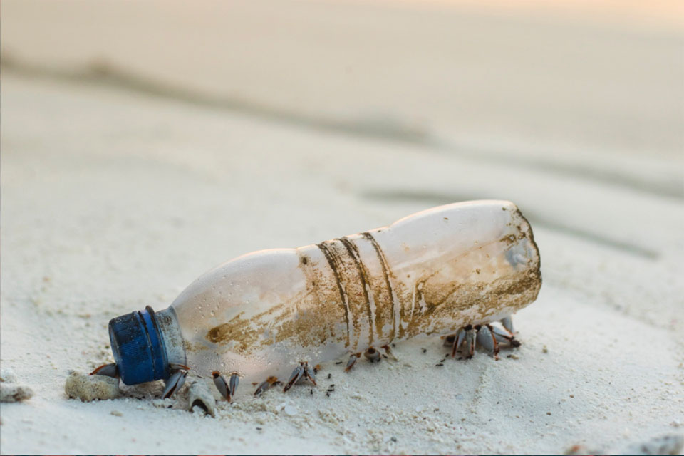 Plastic fles op het strand