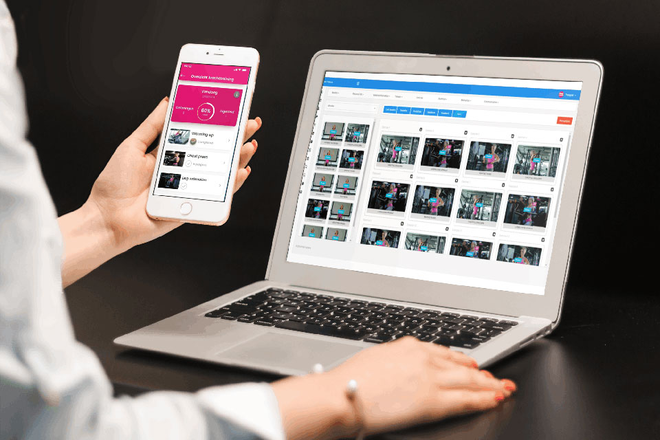 Orange M-Health Pinktrainer platform op laptop en smartphone