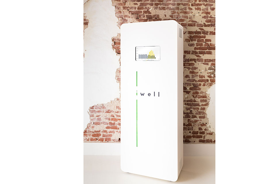 iwell Cube batterij tegen een muur