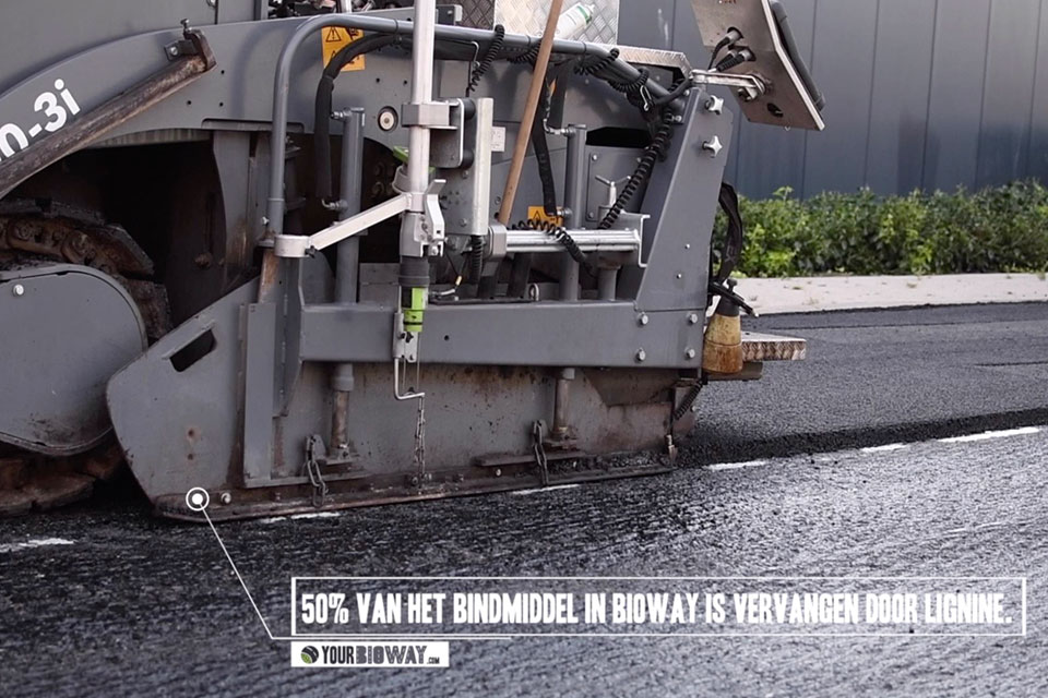 Bioway asfalt wordt gelegd